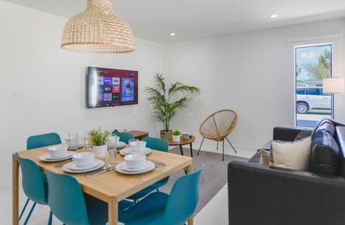 Gladeview House | ★Fantastic Brand New Duplex 3 BR/2 Bathrooms★