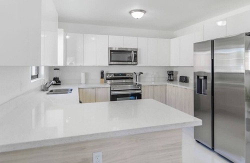 Gladeview House | ★Fantastic Brand New Duplex 3 BR/2 Bathrooms★