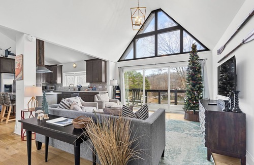 Mount Mourne House | Fantastic Lake Front Home w Hot Tub, Firepit, Ping Pong and much more!