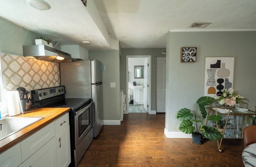 United Central Apartment | Fantastic Remodeled 1BR Close to the Beach