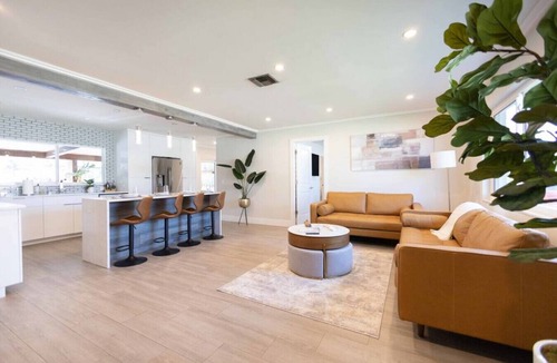 Lake Worth Corridor Villa | Fantasy Resort OMG Pool Waterfall Spa Gym Fast WiFi Hosted by Relaxtay