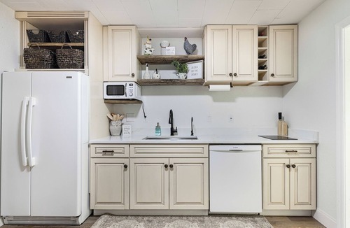 Alva House | Farm-ish Getaway 2-bedroom house in tranquil Alva surrounded by nature!