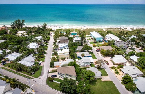 Holmes Beach House | Feelin' Beachy by AMI Locals