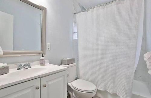 Sarasota Springs House | Fenced in With Jacuzzi Close to Siesta Key Bridge!