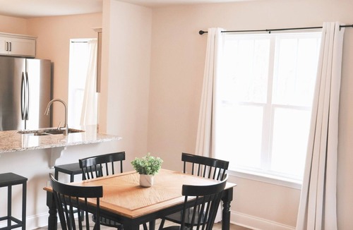 Taylors House | Fenced in Yard/15 Min to DT GVL/Fire Pit/Grill