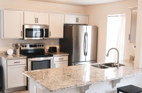 Taylors House | Fenced in Yard/15 Min to DT GVL/Fire Pit/Grill