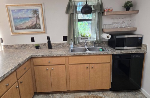 Crystal River House | Fenced Pets Retreat! Standup Boards/Kayaks/Bikes, Fire Pit, minutes to Gulf!