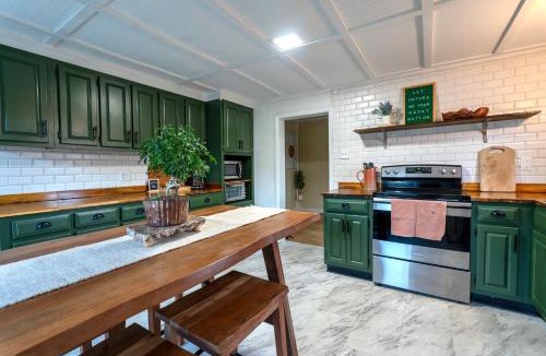 Lookout Valley Neighborhood Association House | Fern Landing - Modern, Spacious, Firepit, Fully Fenced In Yard