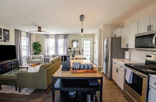 Pineville Cottage | Few Mins to Ballantyne-Pet Friendly-1 Level Home