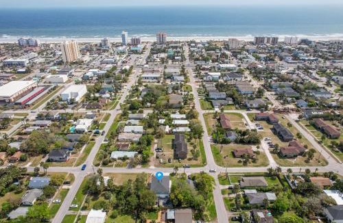 Jacksonville Beach Villa | Few steps to Ocean-4 Beach Cruisers & Free parking & Private backyard