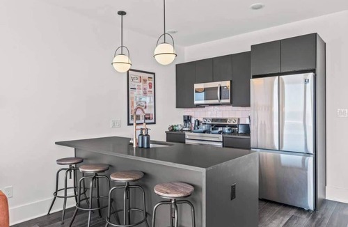Passyunk Square Apartment | FIFA 10 Mins Away | Rooftop | Gym | King bed
