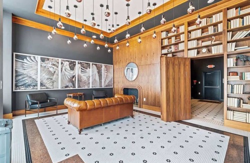 Passyunk Square Apartment | FIFA 10 Mins Away | Rooftop | Gym | King bed