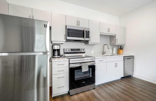 SoNo Apartment | FIFA 2026 Stay - King Studio Getaway! Prime Location, Balcony, Gym - 2 min from Mercedes Benz Stadium - 7