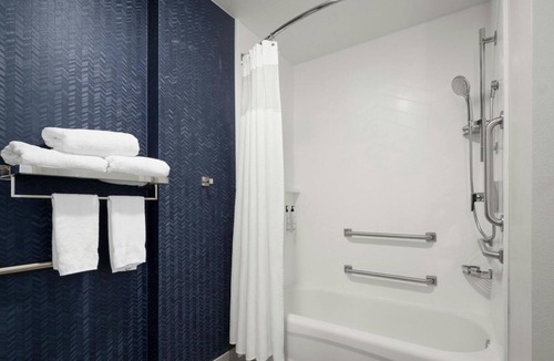 Newark Hotel | MAJOR INTERNATIONAL SPORTING EVENT Special - Comfortable hotel room in close proximity to Metlife Stadium