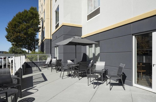 Newark Hotel | MAJOR INTERNATIONAL SPORTING EVENT Special - Comfortable hotel room in close proximity to Metlife Stadium