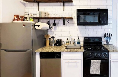 Gayborhood Apartment | FIFA Walkable King Bed 3 Beds