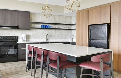 Fairlie-Poplar Historic District Hotel | Major international sporting event ATLANTA Vacation Rental. 1BDR Deluxe, Sleeps 4, Full Kitchen