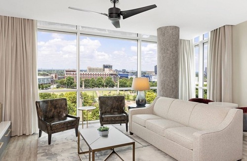 Fairlie-Poplar Historic District Hotel | Major international sporting event ATLANTA Vacation Rental. 1BDR Deluxe, Sleeps 4, Full Kitchen