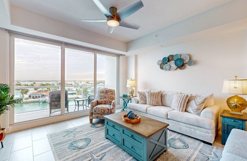 Island Estate Condo | Fifth-floor waterfront condo with washer/dryer & access to pool, hot tub, dock