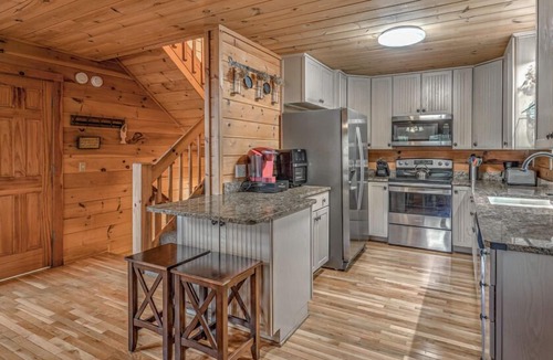McCaysville Cabin | Fighting Creek Cabin - River Front | Trout Fishing | Hot Tub | Pool Table | Fire Pit