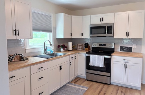 Crossville House | Finely appointed 3-bedroom farmhouse with AC in charming Pleasant Hill