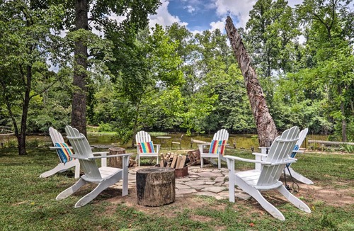 Townsend Apartment | Fire Pit & Deck! Cozy Smoky Mtn Retreat on River