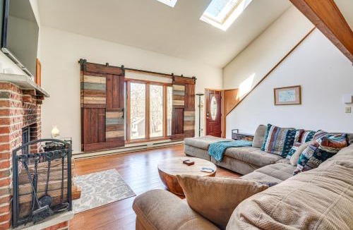 Bushkill House | Fire Pit & Gas Grill: Charming Poconos Abode!