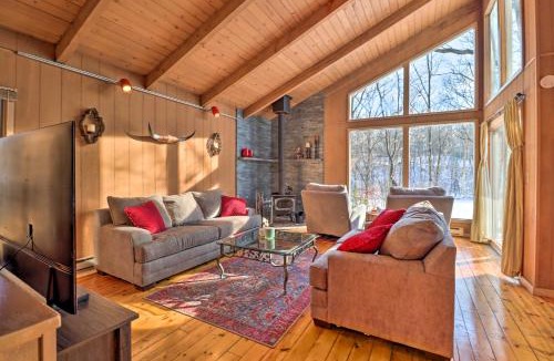 East Stroudsburg House | Fire Pit & Grill: Lakefront Poconos Cottage!