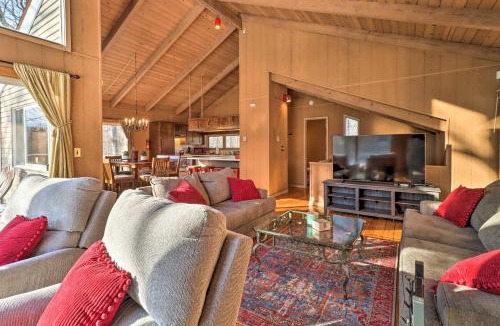 East Stroudsburg House | Fire Pit & Grill: Lakefront Poconos Cottage!