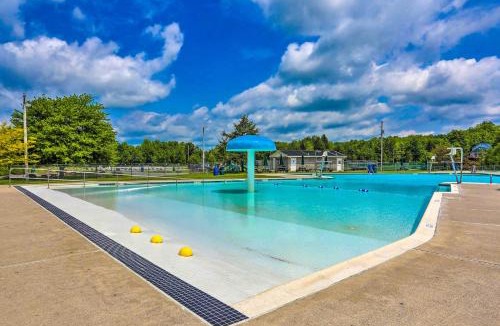 Thornhurst House | Fire Pit & Grill: 'Woodside Nest' in Pocono Lake!