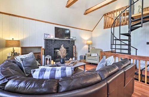 Thornhurst House | Fire Pit & Grill: 'Woodside Nest' in Pocono Lake!