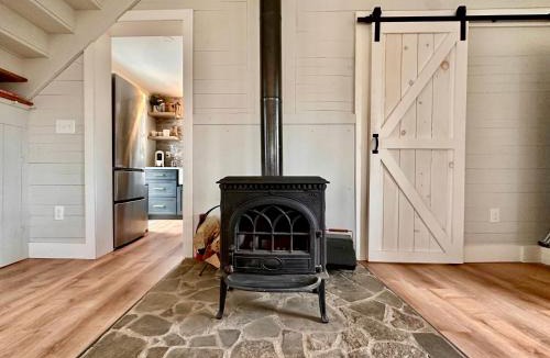 Rowland House | Fire Pit, Private & Stylish Birdsong Schoolhouse