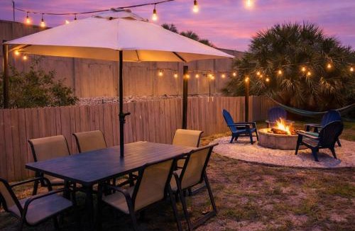West Palm Beach House | Fire Pit Retreat Pet-Friendly Near Downtown