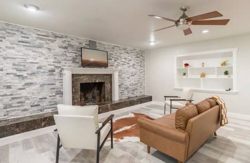 DeLand House | Firepit + Pool Table + Grill + 8mi to Blue Springs