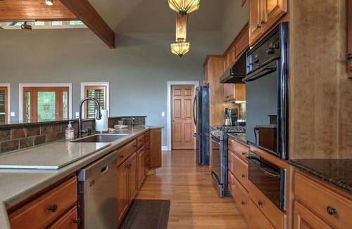 Big Canoe House | Fireside Sips, Soothing Hot Tub Soaks, Hiking Trails, Lakeside Dining & Scenic Golf - Field of Stars