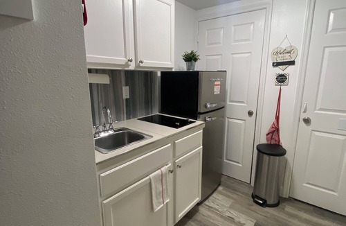 Orlando Apartment | First-Class Crash Pad! studio apartment, close to UCF.