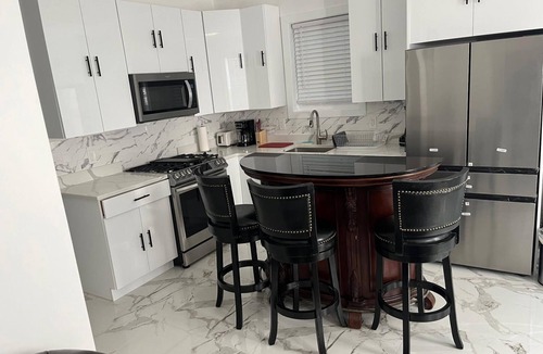 Constable Hook Apartment | First Floor Modern and Cozy 2 Min Away from Staten Island 3-bedroom 2 Bathroom