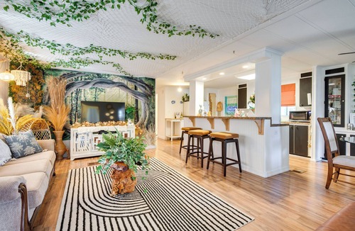 South Waterfront Park Apartment | Fish & Boat: Riverfront Apt w/Canoe in Edgewater