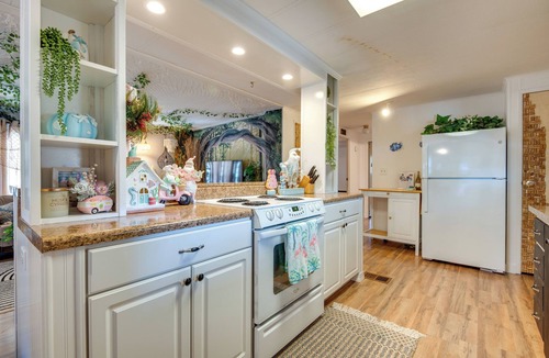 South Waterfront Park Apartment | Fish & Boat: Riverfront Apt w/Canoe in Edgewater
