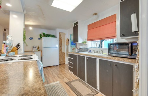 South Waterfront Park Apartment | Fish & Boat: Riverfront Apt w/Canoe in Edgewater