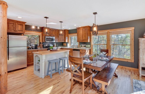 Wiley Cottage | Fish, Hike & Swim: Lake Burton Retreat w/Hot Tub!