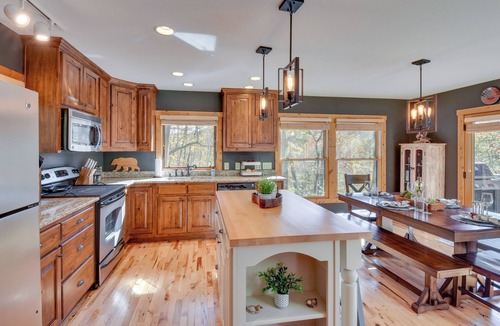Wiley Cottage | Fish, Hike & Swim: Lake Burton Retreat w/Hot Tub!