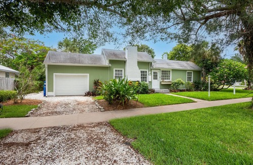 Longbeach Village House | Fisherman's 3 Bedroom Island Village Hideaway! Steps to the Sand