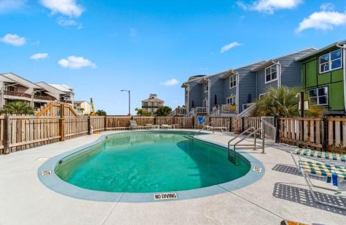 Navarre Beach Apartment | Flamingo Cottage, has pool, near beach, great value