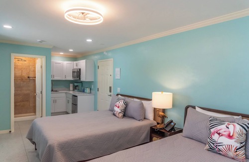 Mid Island Hotel | Flamingo Inn - 2 Queen with Kitchenette #204