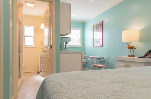 Mid Island Hotel | Flamingo Inn - Standard Queen with kitchenette #202