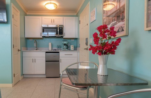 Mid Island Apartment | Flamingo Inn