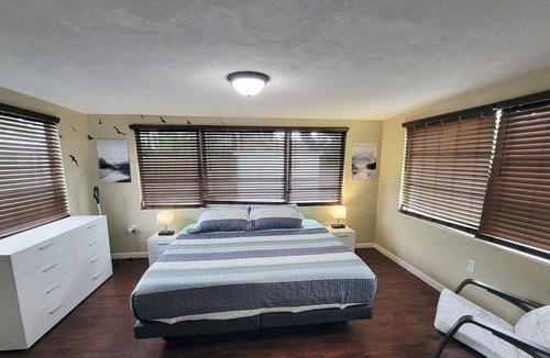 Pine Ridge House | Flat Rate✰Entire Home, Fully Equipped✰1 King BR✰1 Queen BR✰ 2 Twin Beds