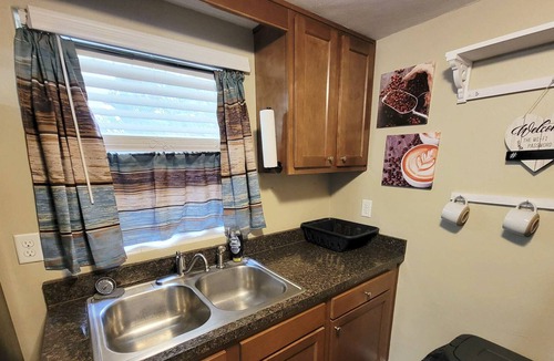 Pine Ridge House | Flat Rate✰Entire Home, Fully Equipped✰1 King BR✰1 Queen BR✰ 2 Twin Beds