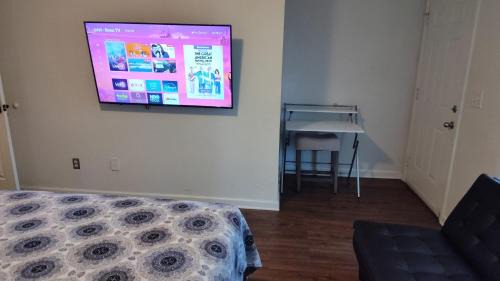 Pittsburgh House | Fletcher Street Private Room with Ensuite Bathroom, Smart TV & Balcony Access